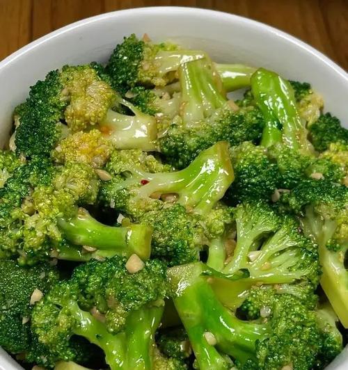 如何挑选好吃的口蘑？（挑选口蘑的小技巧和注意事项）
